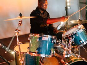 Alat Musik yang Dipukul: Jenis, Contoh, dan Cara Memainkannya