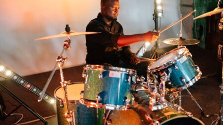 Alat Musik yang Dipukul: Jenis, Contoh, dan Cara Memainkannya