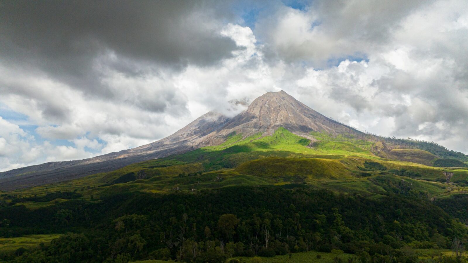 Gunung Sinabung: Sejarah Letusan, Aktivitas Vulkanik, dan Dampaknya bagi Masyarakat