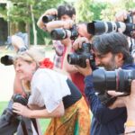 Paparazi Artinya: Memahami Peran, Risiko, dan Etika di Dunia Fotografi Selebriti