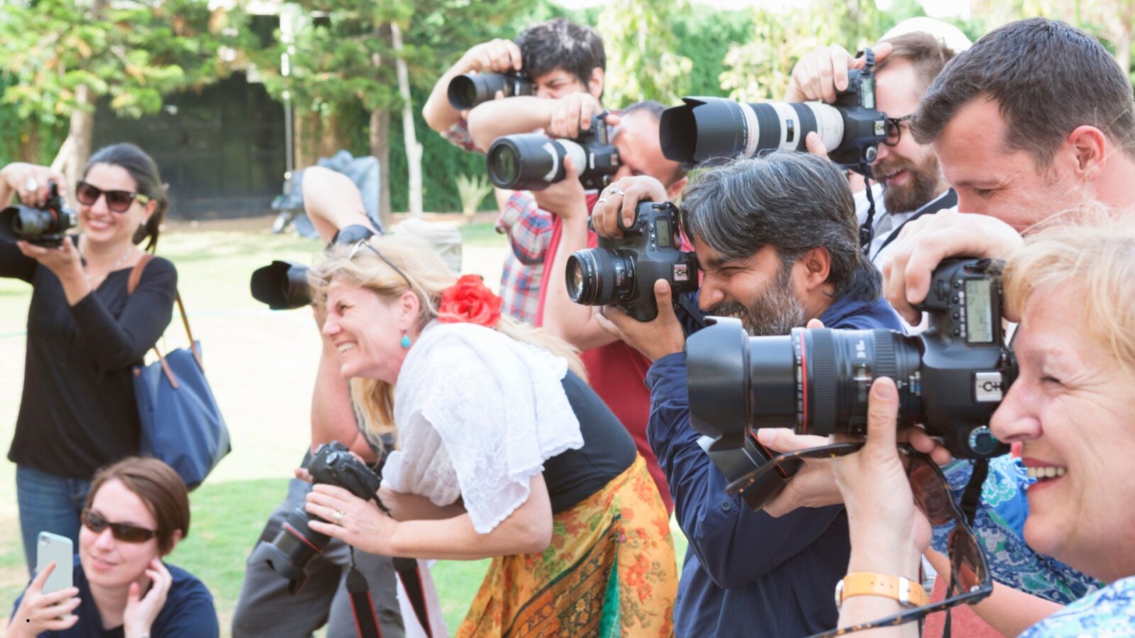 Paparazi Artinya: Memahami Peran, Risiko, dan Etika di Dunia Fotografi Selebriti