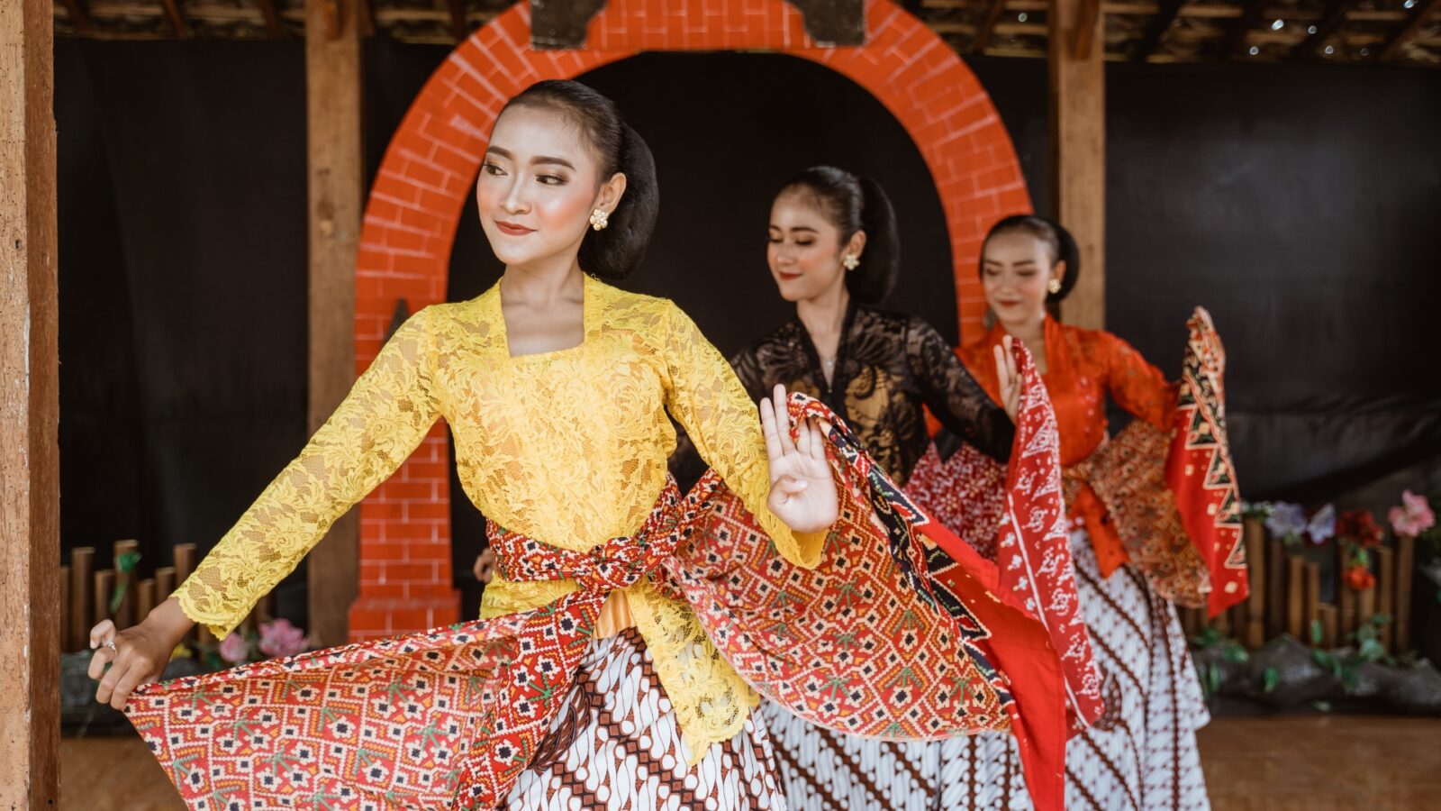 Properti Tari Jaipong dan Perannya dalam Keindahan Pertunjukan Tradisional