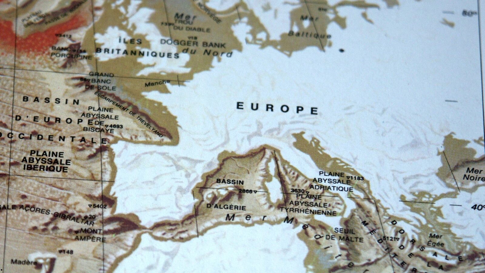 Letak Geologis Indonesia: Pertemuan Lempeng Tektonik yang Membentuk Negeri Kita